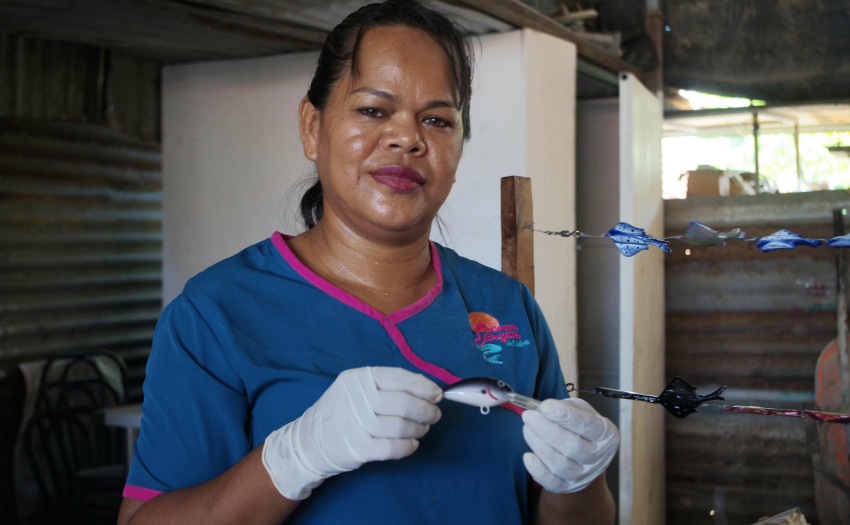 Flor Rivera, gerenta del emprendimiento puntarenense CoopeBrujas del Mar, proyecto apoyado por el IMAS, muestra uno de los señuelos artesanales que producen.