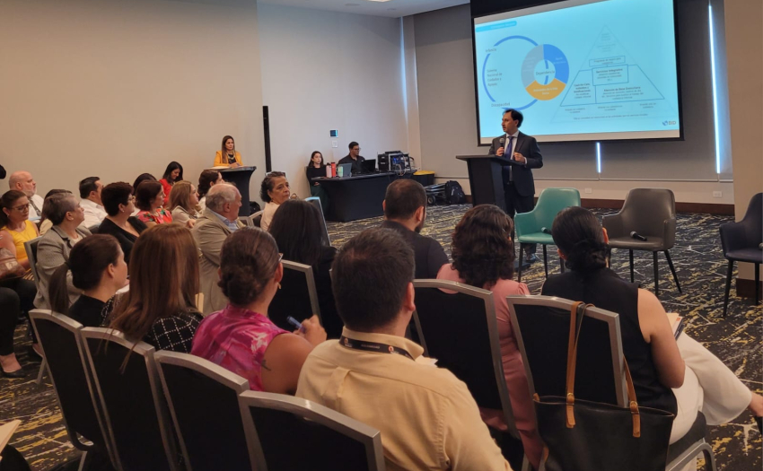 Asistentes al evento "Una mirada más allá de los cuidados en Costa Rica” durante la presentación del investigador español Mauricio Matus.