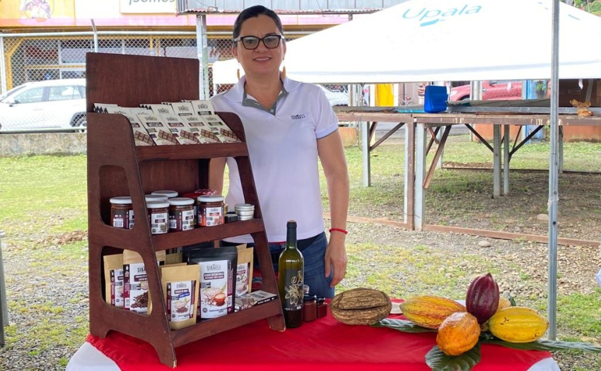 Imagen de emprendedora cuyos productos son a base de cacao.