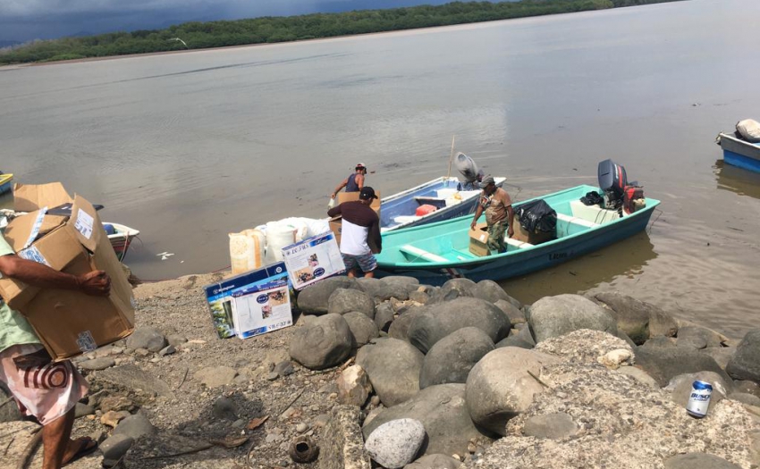 Imagen de entrega de donaciones en Isla Caballo, Puntarenas