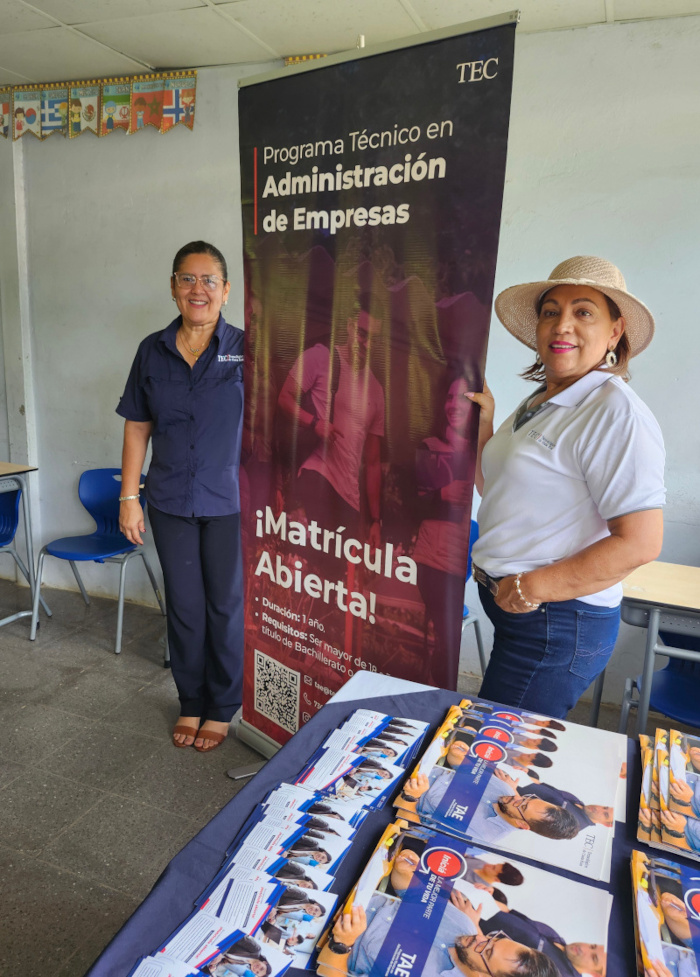 Funcionarias del TEC asistieron a la Feria para presentar la oferta educativa de esta institución. 