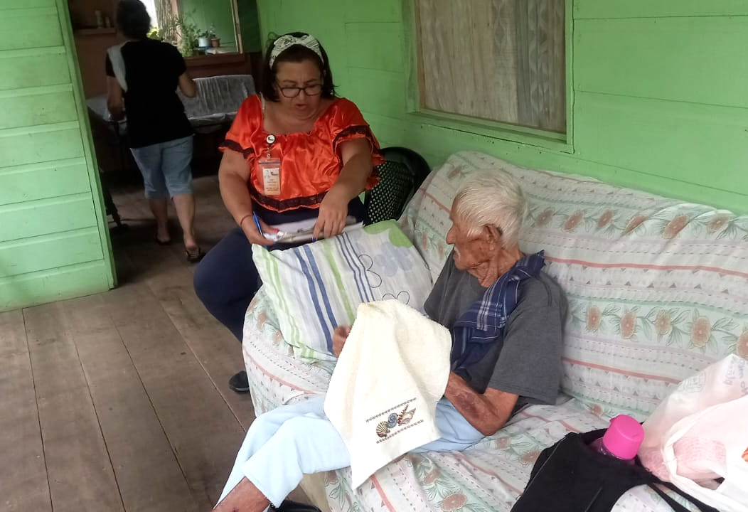 Funcionaria del IMAS atiende al señor Juan Barahona.