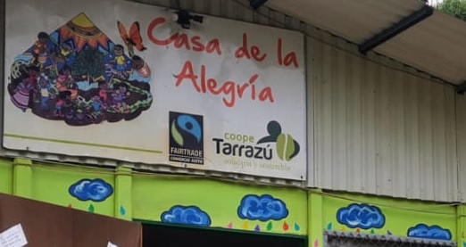 Rótulo de la Casa de la Alegría Coopetarrazú. 