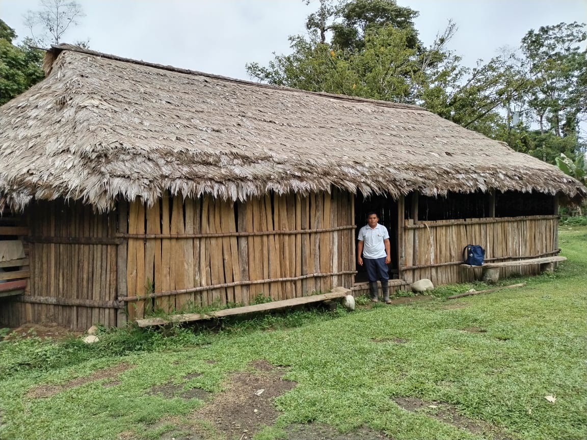 El compañero Walter Sancho en una casa bribrí