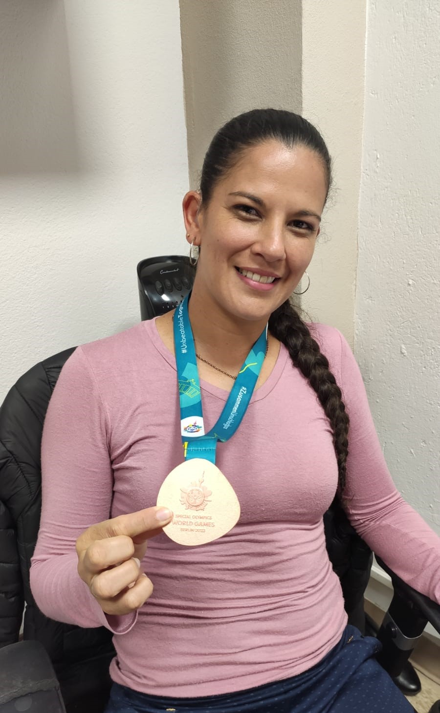 Wendy Vargas muestra su medalla olímpica conseguida en los Juegos Especiales Munidales Alemania 2023