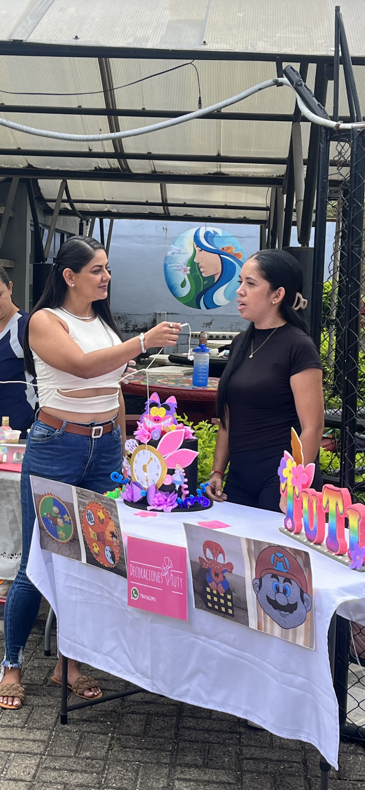 En dicha actividad las participantes ofrecieron productos alimenticios elaborados por ellas mismas, como reposterías, panes, tamales, entre otros. También brindaron servicios de estilismo y decoración de eventos.