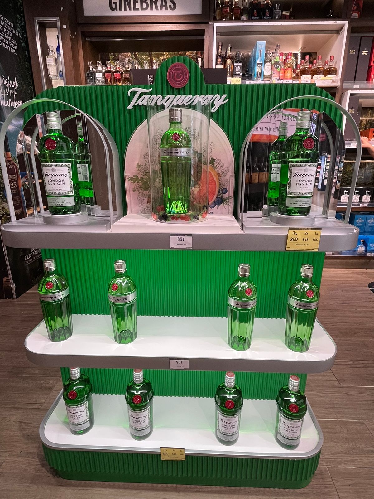 Imagen de decuración con estantes para licores en la tienta 13 del Duty Free, aeropuerto Juan Santamaría.