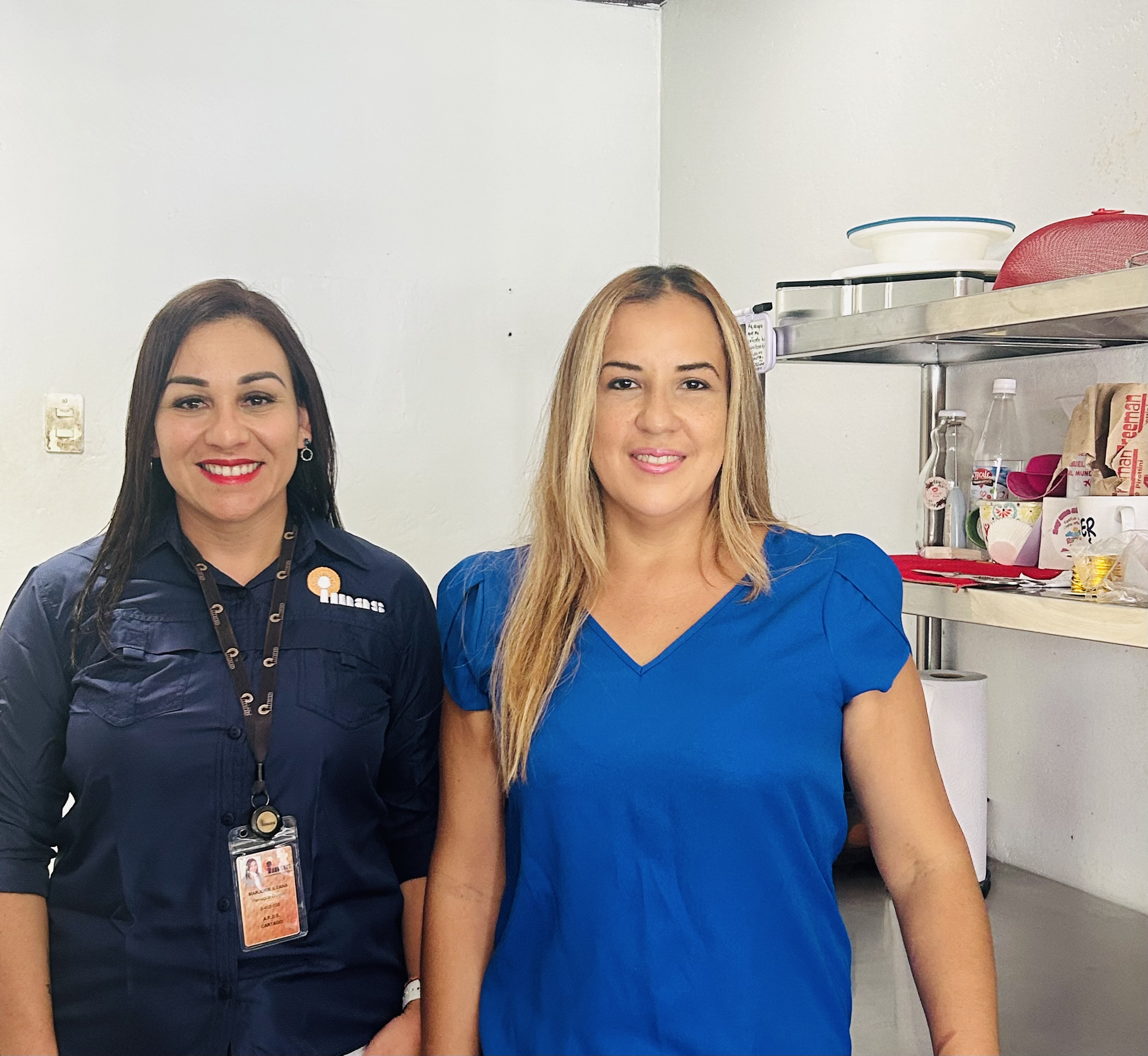 En la foto Marjorie Paniagua de la Oficina IMAS Turrialba y la señora Jeniffer Morales Loaiza persona que recibió un subsidio de Proyecto Productivo Individual