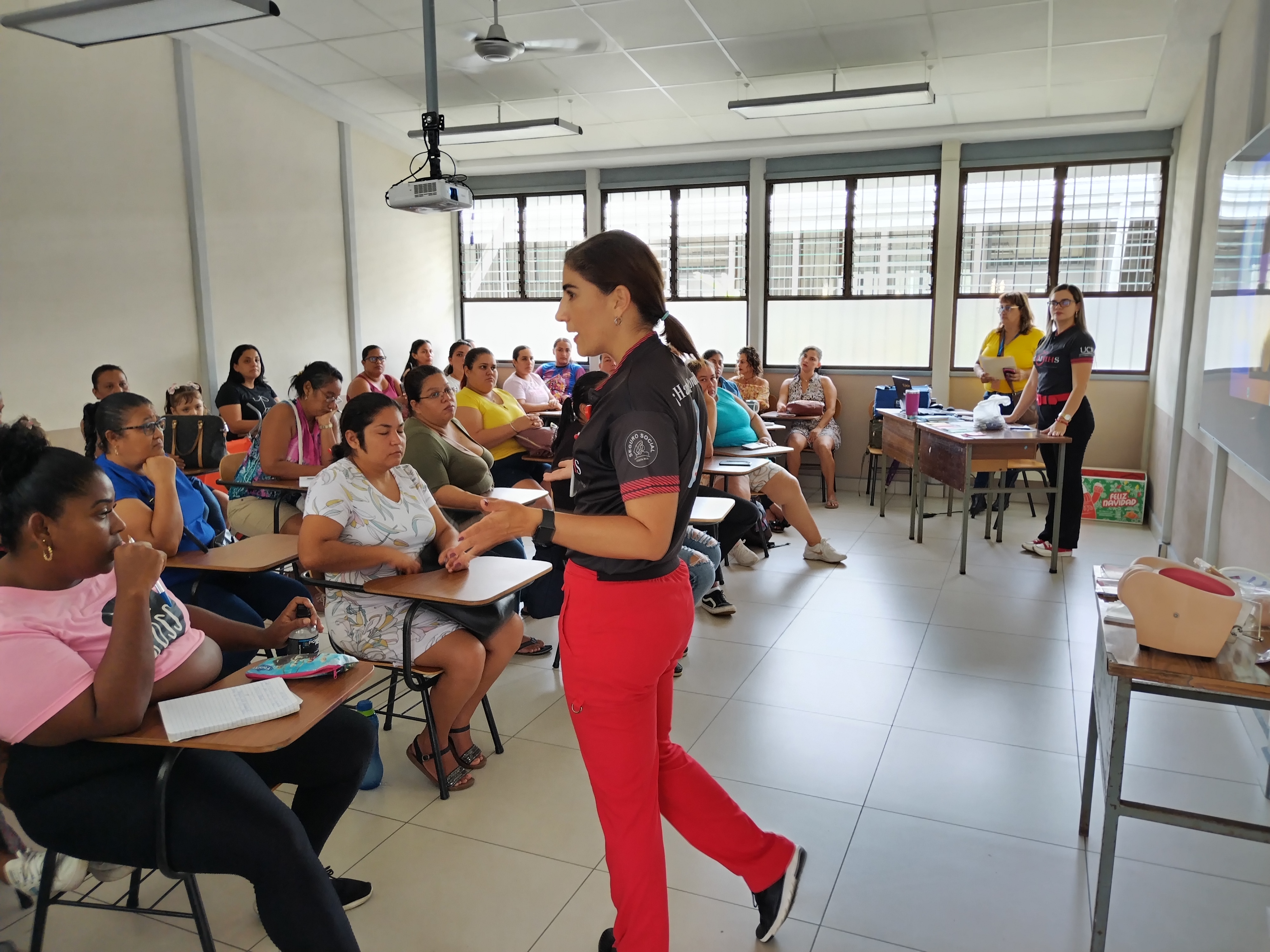 Como parte de la coordinación interinstitucional que la ULDS de Siquirres realizar en el cantón, se realizó la “FERIA DE PROMOCIÓN DE LA SALUD MENTAL”, la cual consistió en una jornada de actividades en las instalaciones de la Universidad Florencio del Catillo.