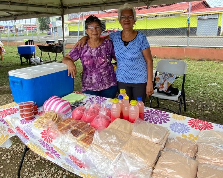 Imagen de dos adultas mayores emprendedoras en la eria de Upala.