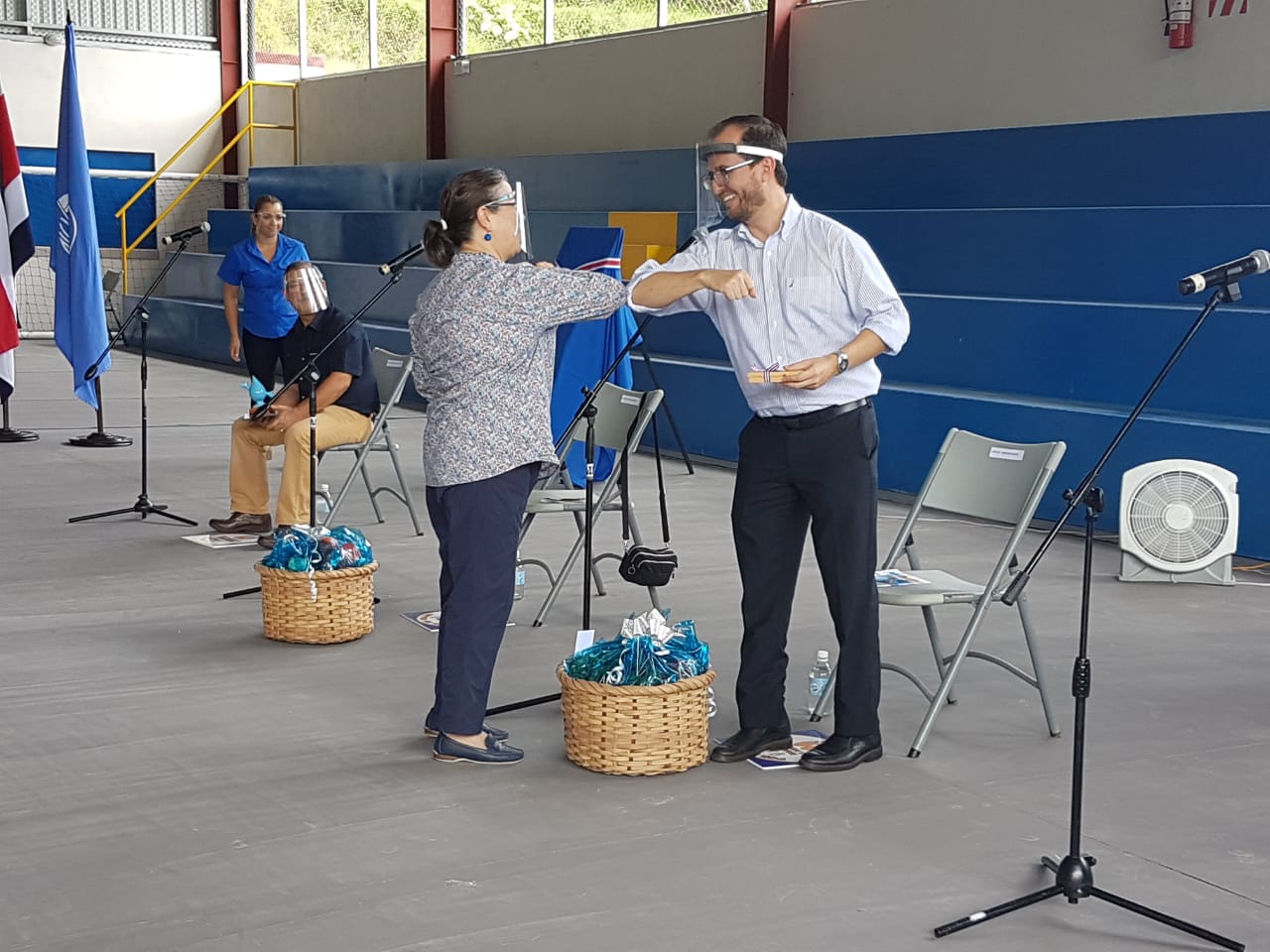 Imagen Presidente Ejecutivo del IMAS, Juan Luis Bermúdez Madríz y la Presidenta Ejecutiva de Acueductos y Alcantarillados, Yamileth Astorga.