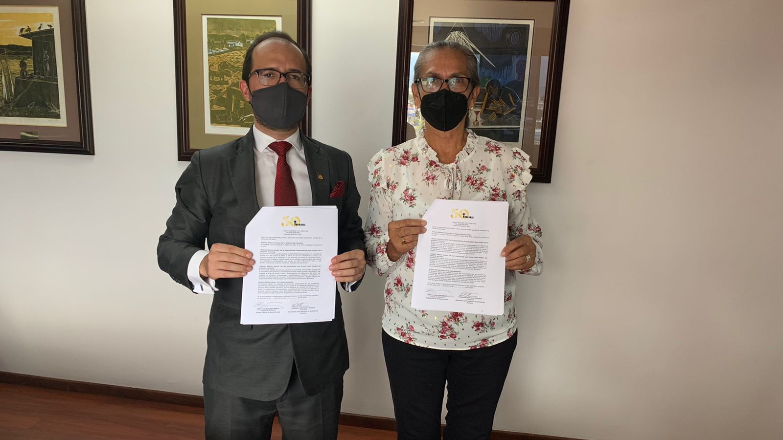 Juan Luis Bermúdez Madriz, Ministro de Desarrollo Humano e Inclusión Social y Presidente Ejecutivo del IMAS, junto a Francisca María Villanueva Villanueva de la Asociación para Disminuir el Sufrimiento Humano.