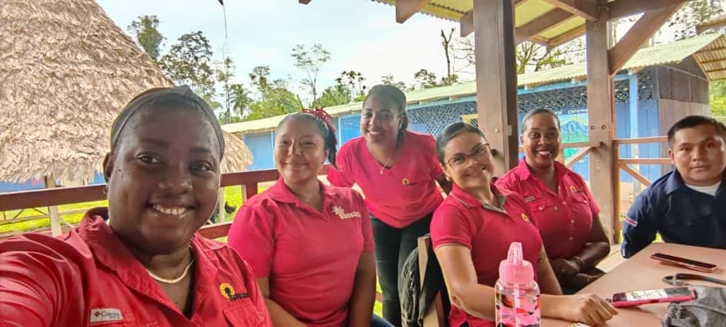 Imagen del personal de la ULDS de Talamanca en la atención brindada en territorio indígena.