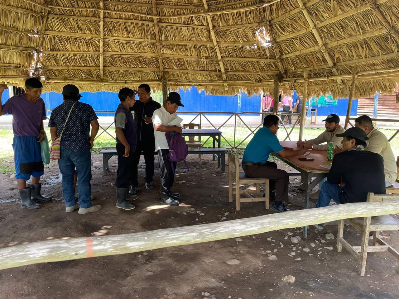 Imagen de las personas asistentes a la Feria institucional informativa, desarrollada en Talamanca.