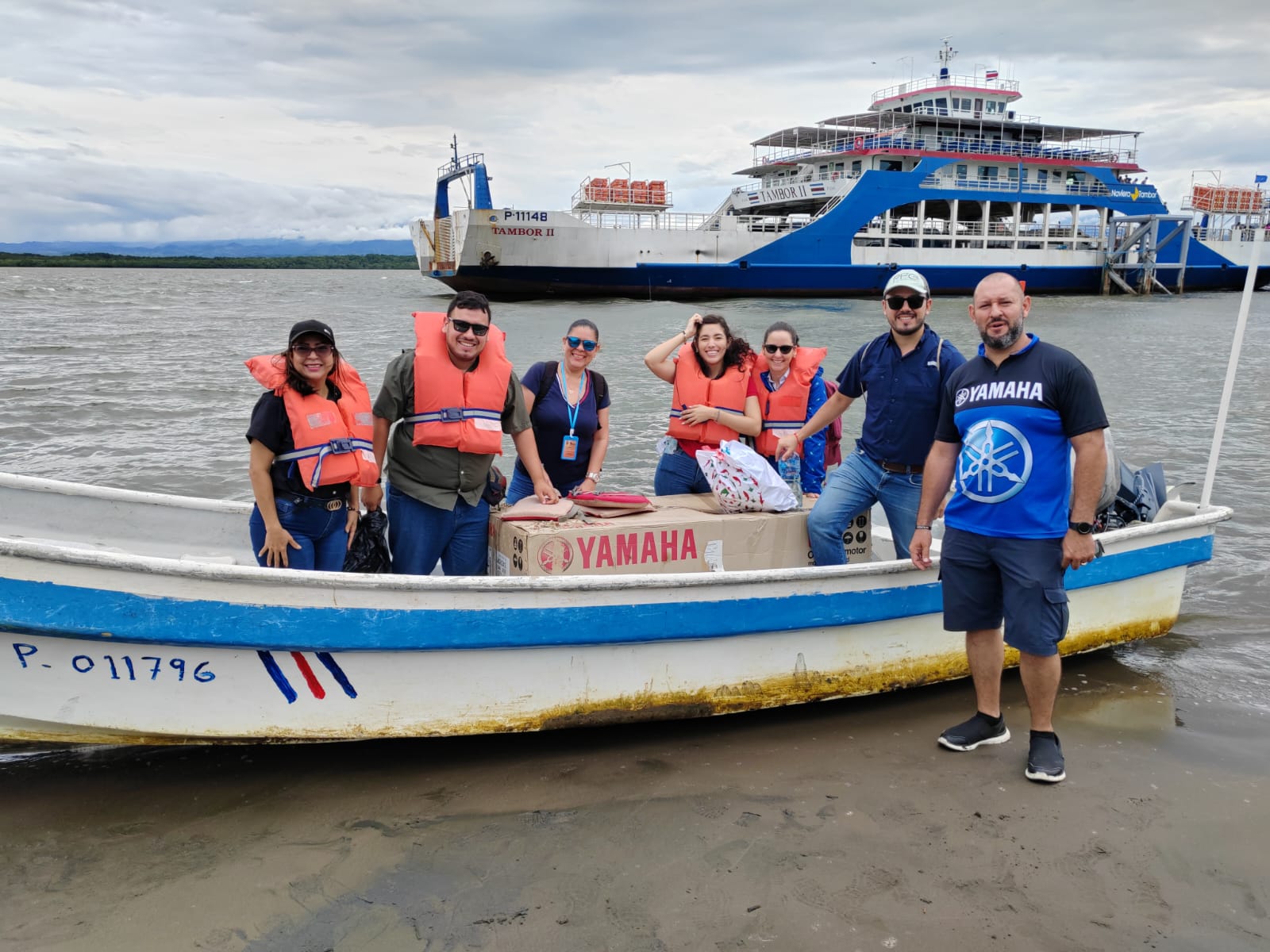 Las compañeras y compañeros de la ULDS de Paquera transportaron el motor a la Islita.