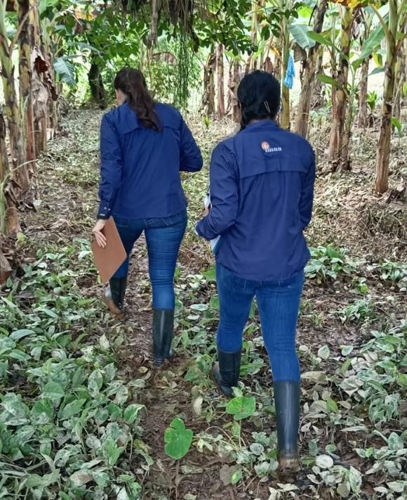 LAs compañeras se ponen las botas para realizar la atención de emergencias.