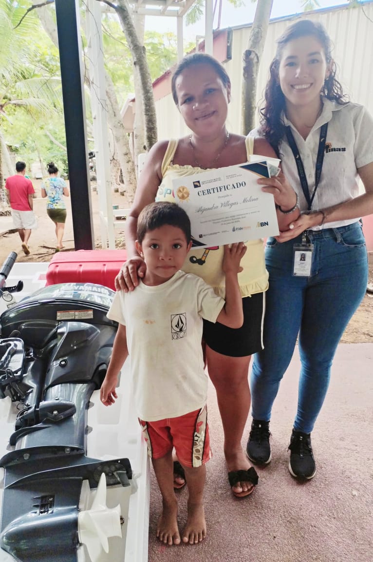 En la foto Wendy Zamora Lobo, profesional competente en la ULDS Puntarenas a cargo de la Estrategia Economía Azul, la acompala la familia de doña Alejandra