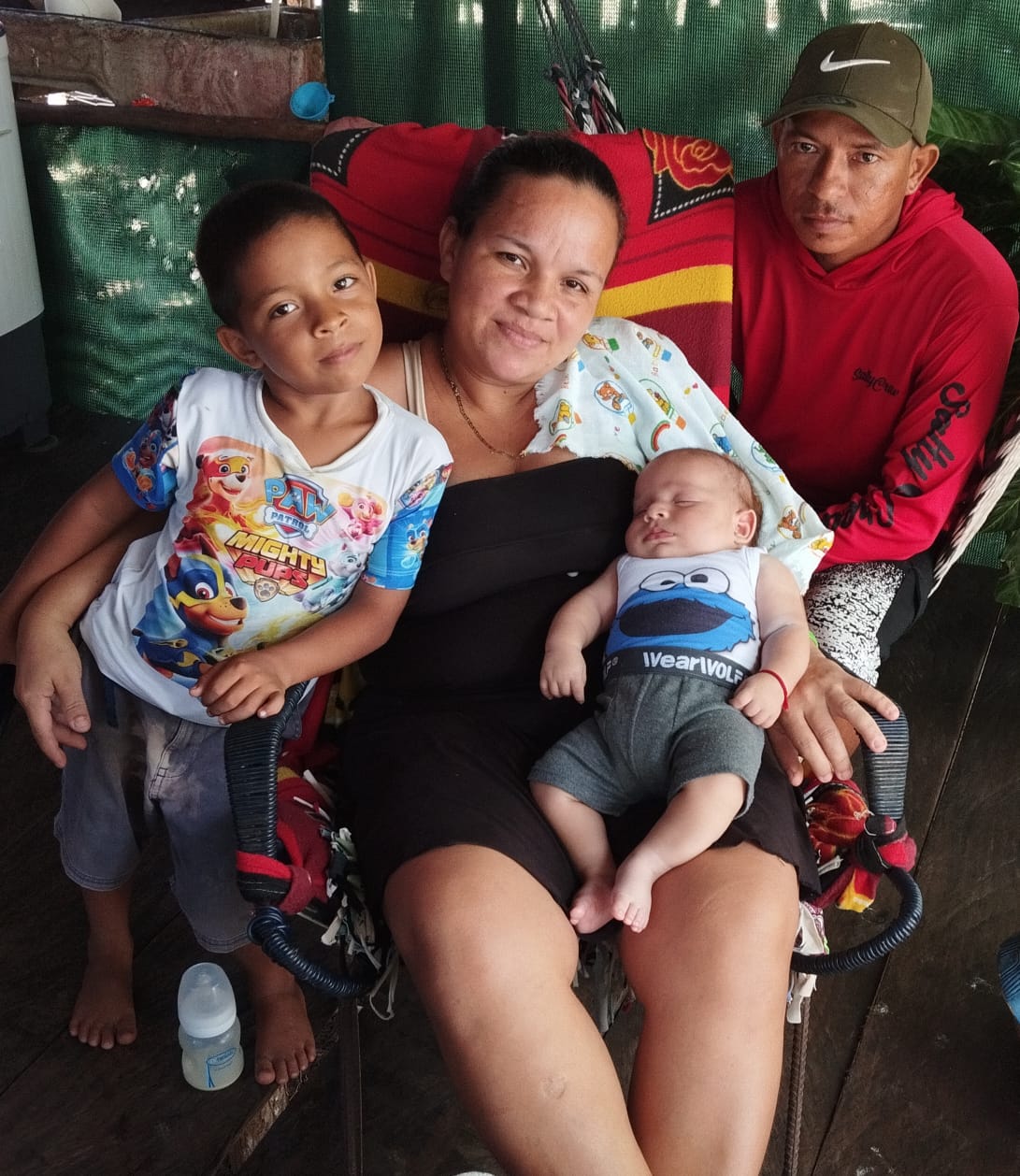 Alejandra Villegas Molina y su familia de Islita Puntarenas