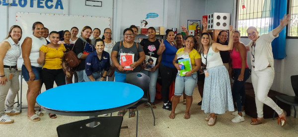 Asistentes y personas funcionarias del IMAS en el primer taller de la Estrategia de Avancemos, en Chomes de Puntarenas.