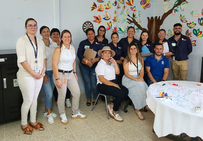 Funcionariado del IMAS que participó en la Feria Vocacional de la ULDS Chomes. 