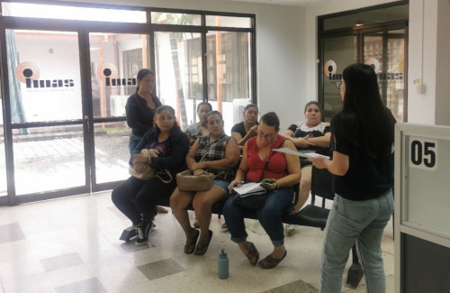 Estudiante de Trabajo Social expone durante activación en la unidad local de Puntarenas.