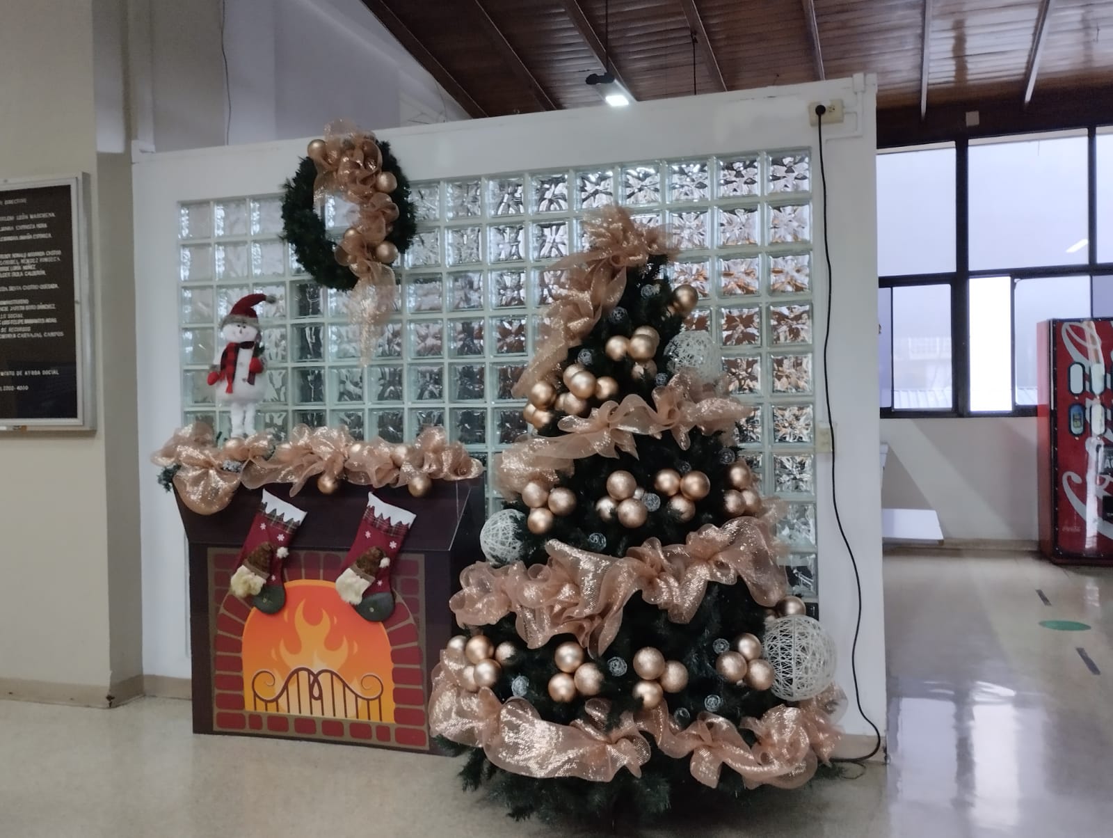 Decoración árbol de navidad en IMAS edificio central