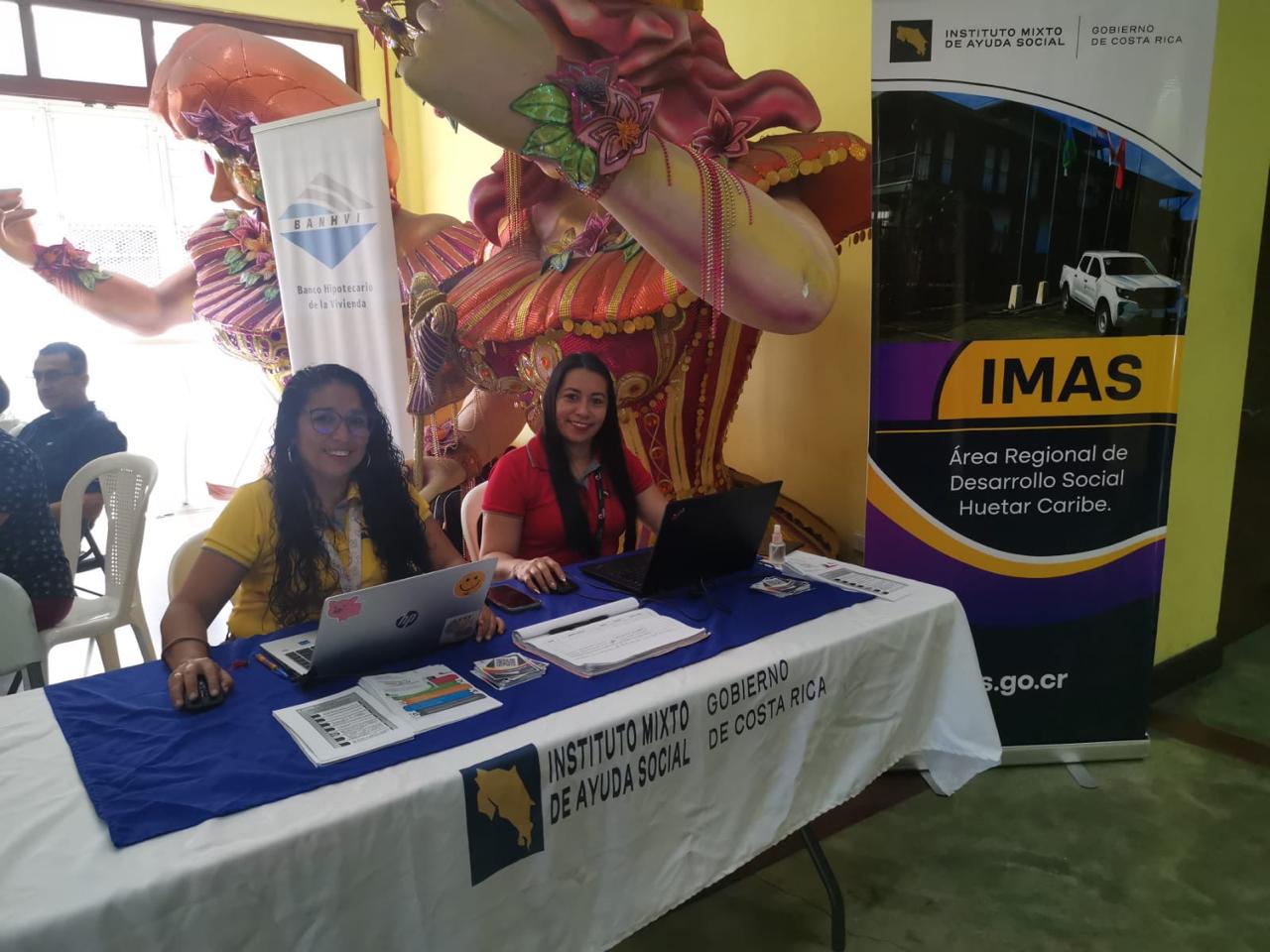 Personal de IMAS participando con información de IMAS en feria informativa organizada por el Ministerio de Vivienda en Limón.