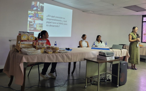 Emprendedoras apoyadas por el IMAS que participaron en el encuentro. 