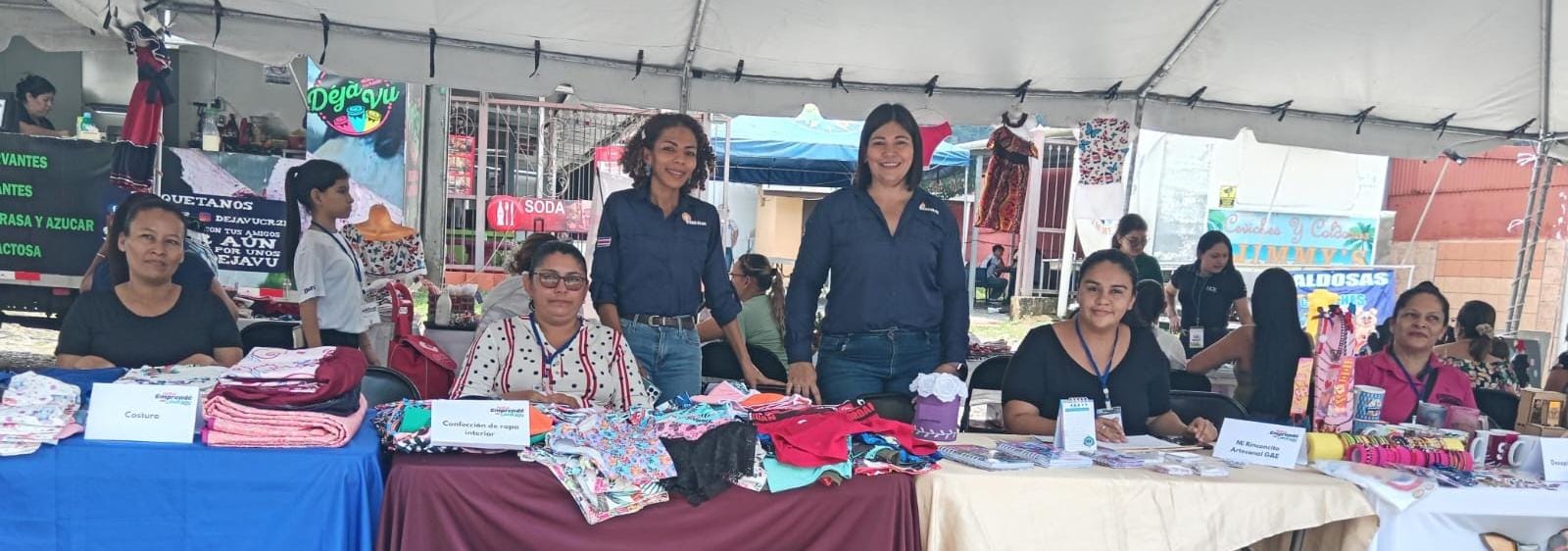 Imagen de las funcionarias del IMAS en la Feria de emprendedoras en Corredores.