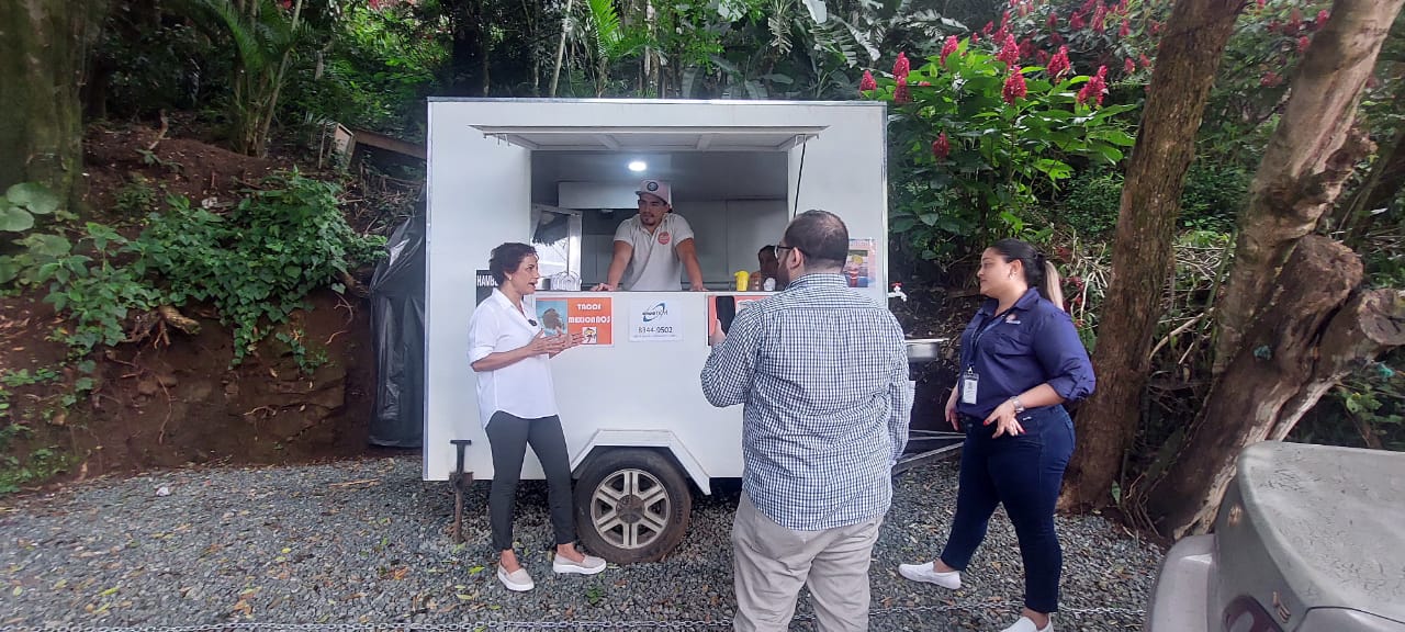Food Truck para la venta de helados de sorbetera apoyado por IMAS