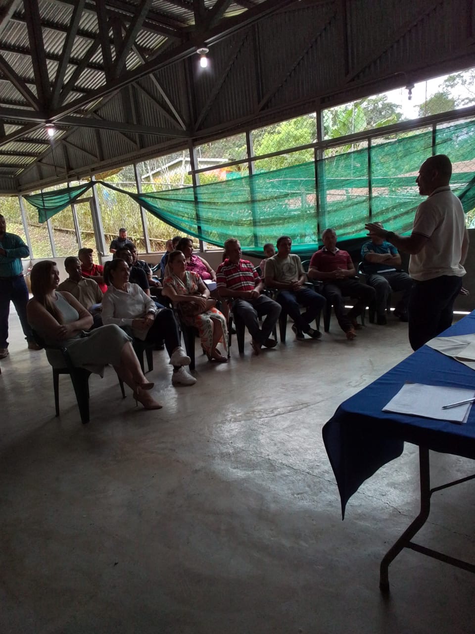 Carlos Montero Mussio, Jefe de la ULDS de Puriscal, compartió con los emprendedores en el centor de acopio