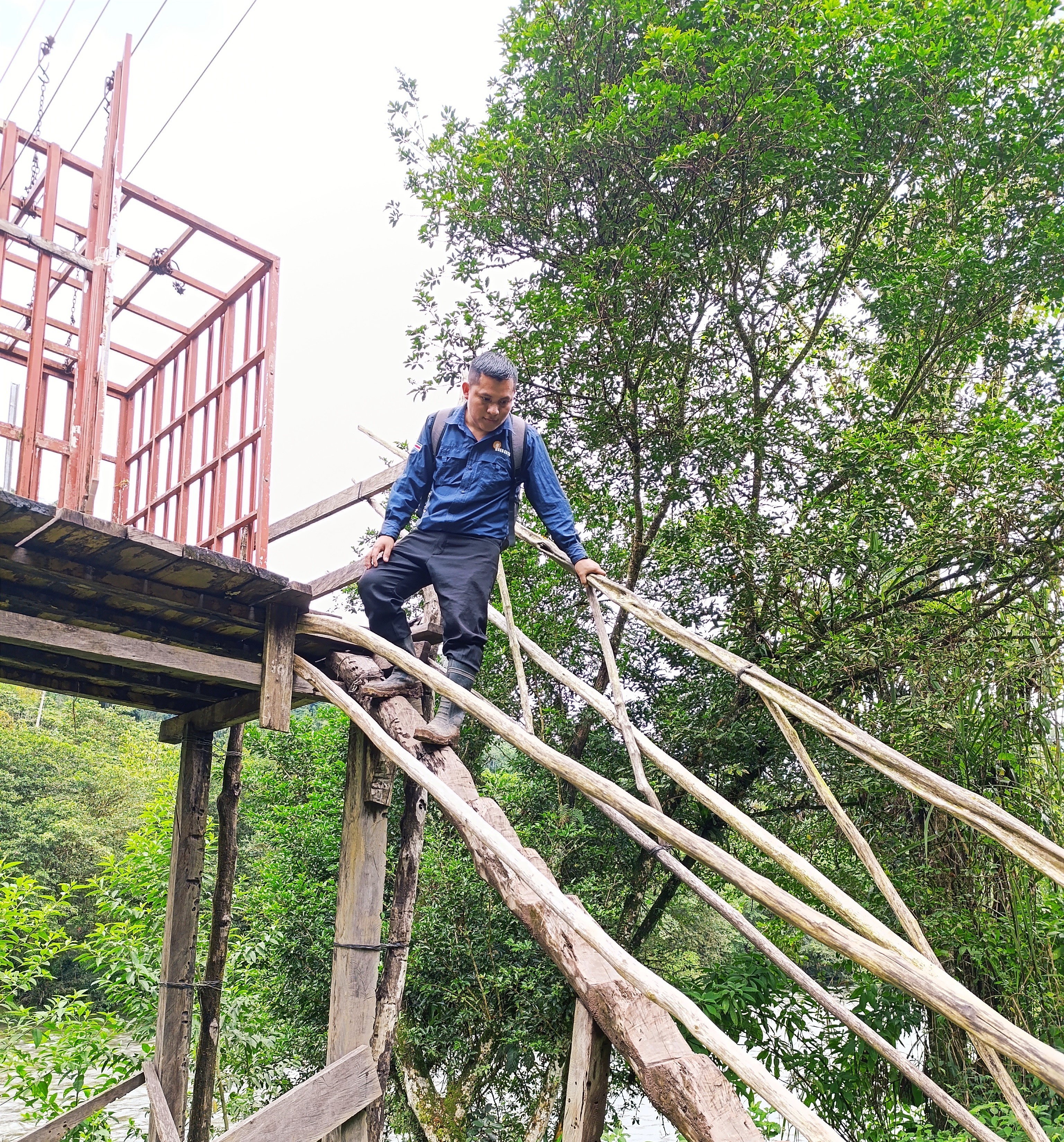 Imagen del Asistente Social Indígena, Walter Sánchez subiendo al andarivel.