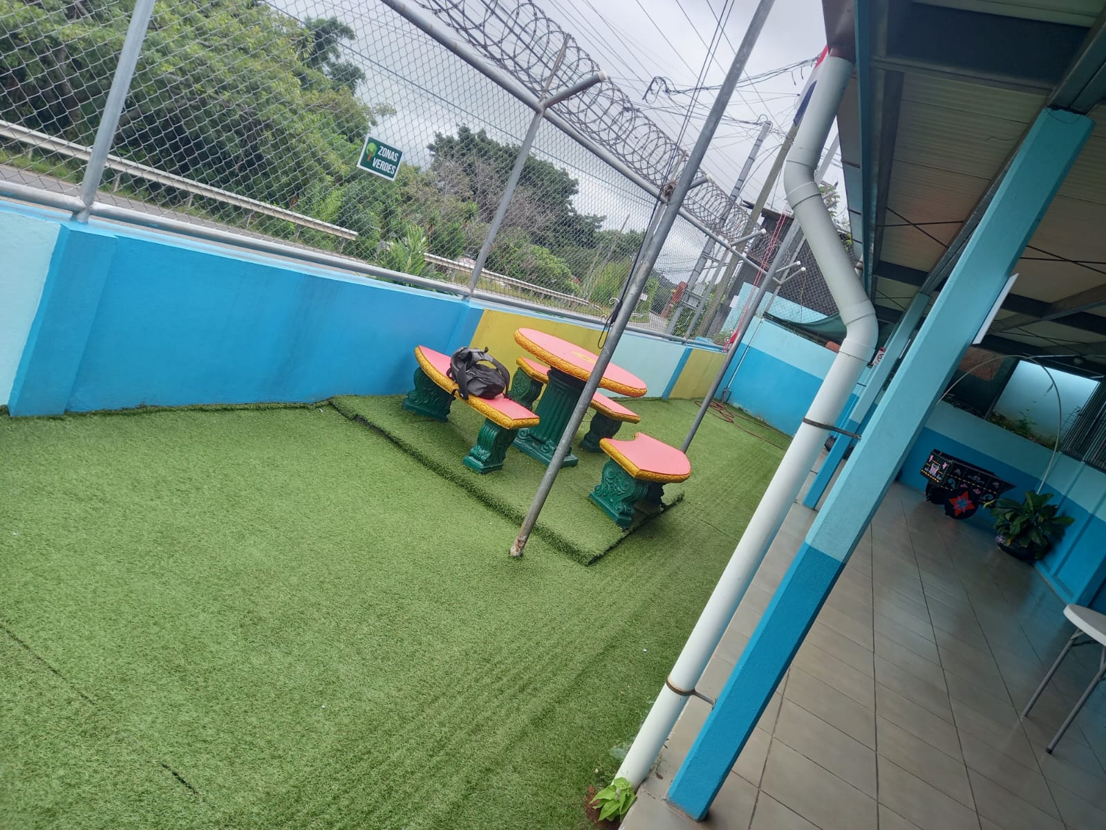 Vista de los arreglos, instalación de zacate artificial en la Escuela La Esperanza.