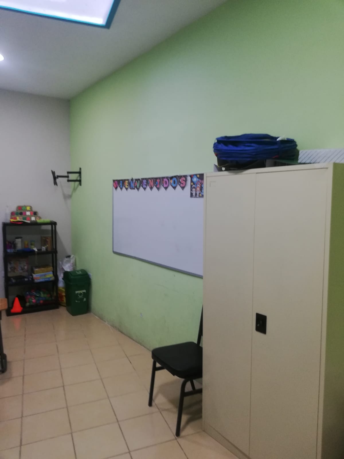 Imagen del aula de la escuela remmozada