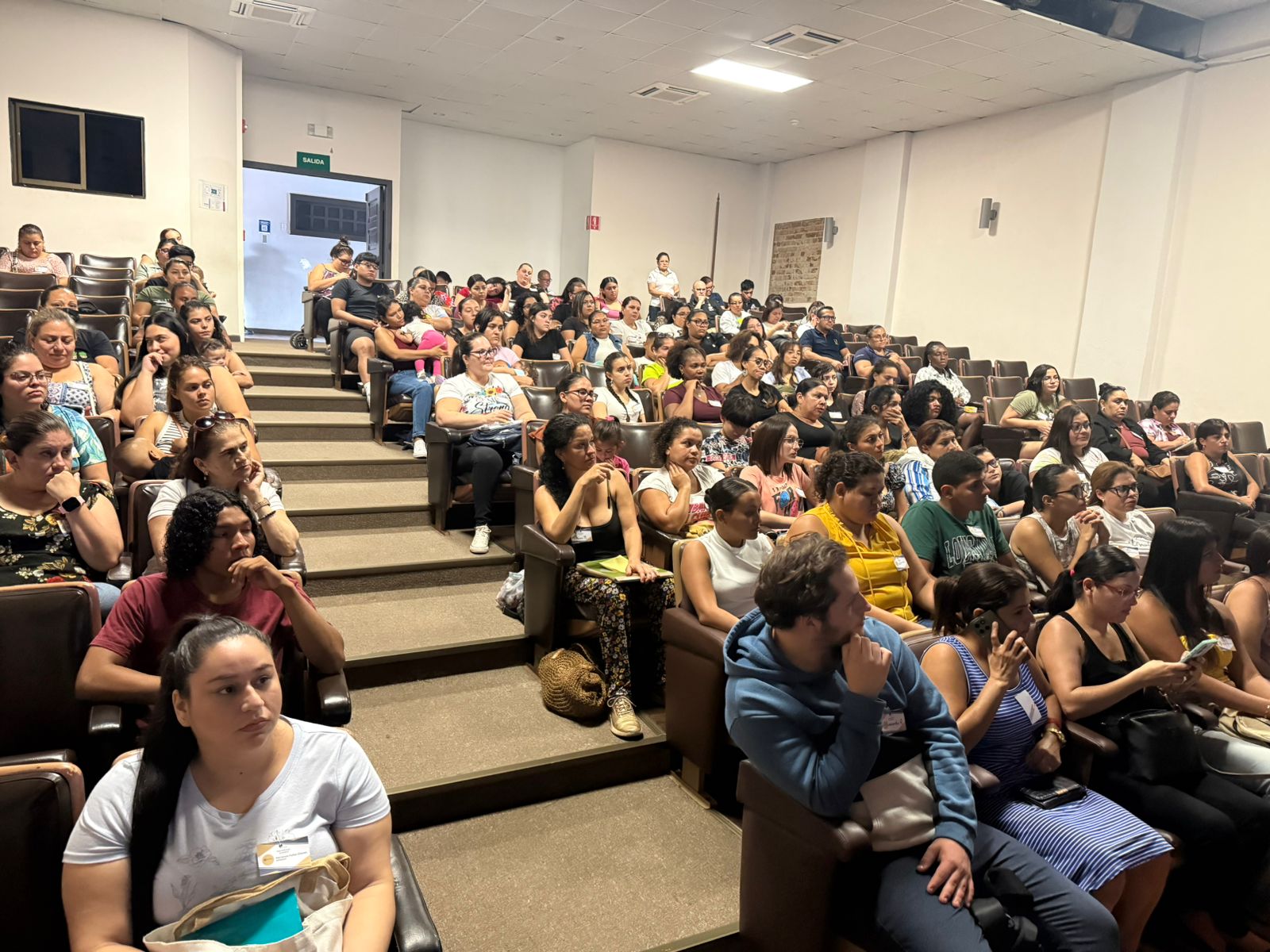 Imagen del Auditorio lleno en la feria IMAS Impulsa Alajuela