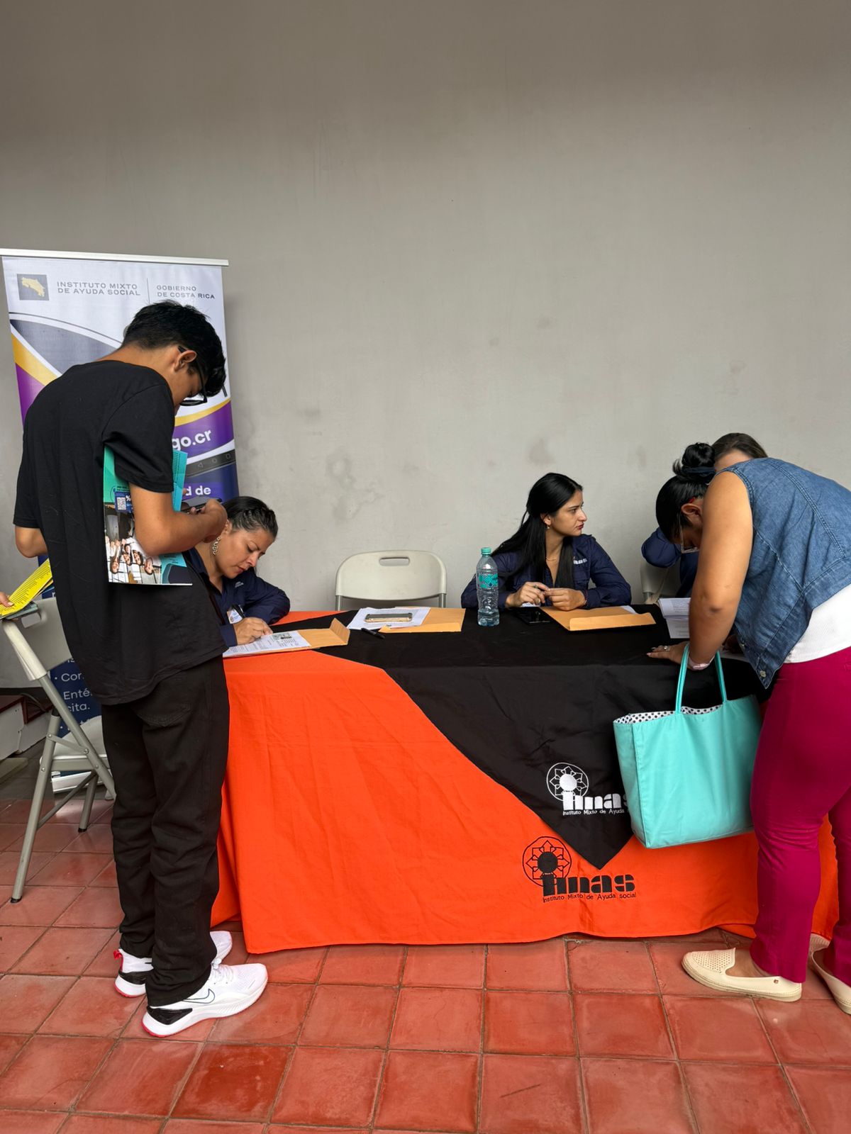 Imagen de la atención a las personas participantes