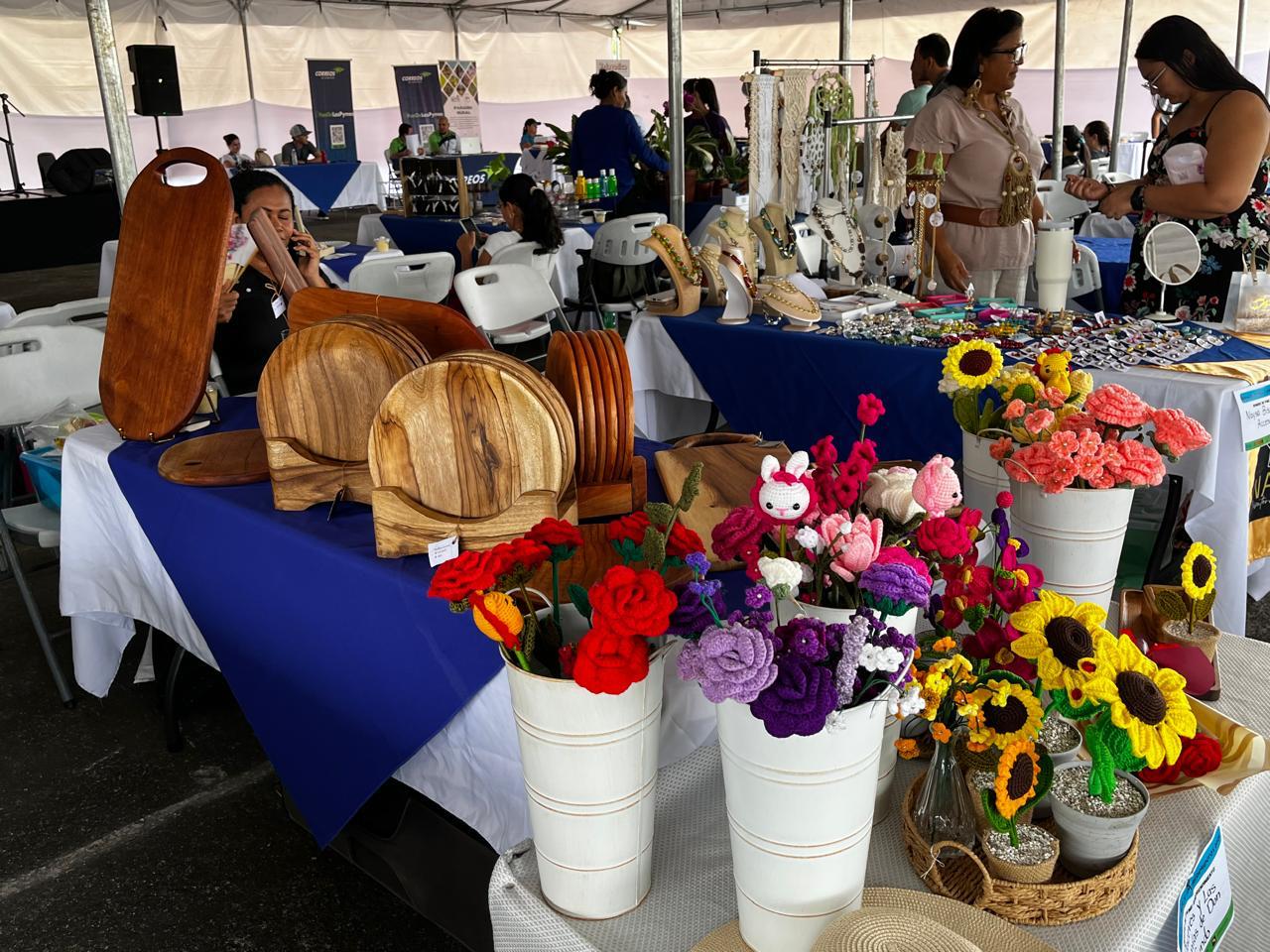 Imagen de emprendedores en Feria de Sarapiquí.