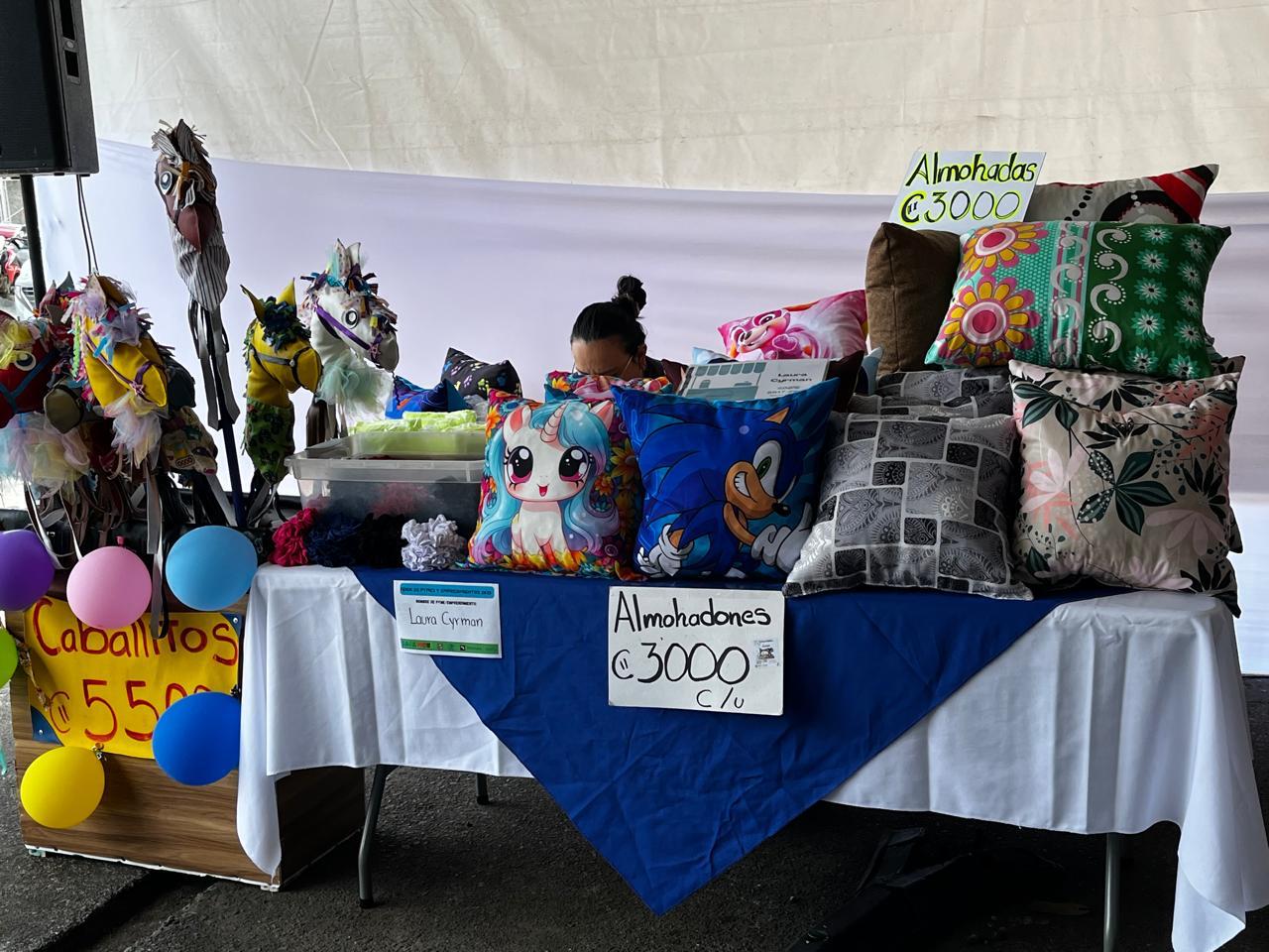 Imagen de emprendedores en Feria de Sarapiquí.