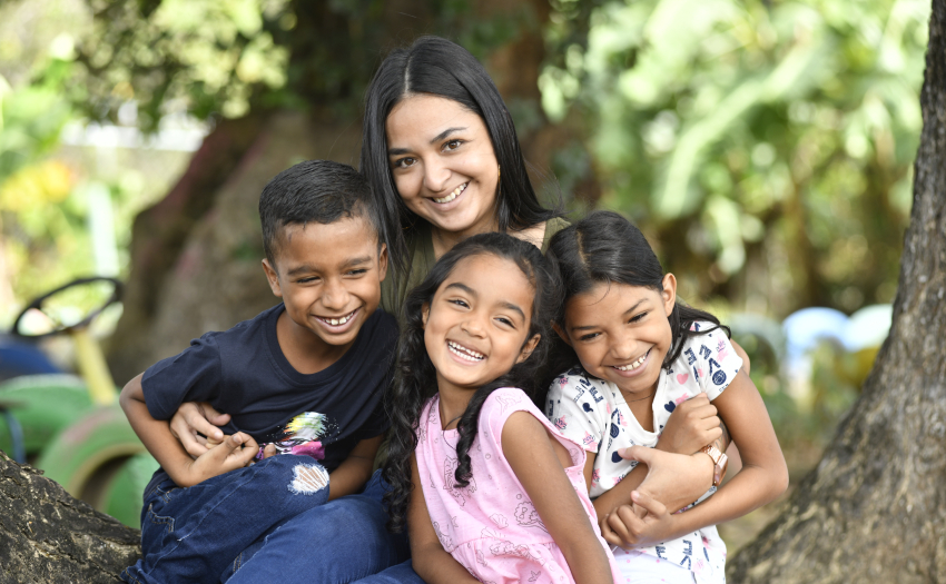 Familia al aire libre atendida por IMAS, la noticia refiere a la disminución de la pobreza