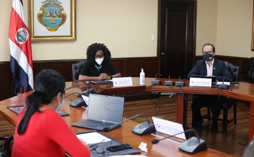 Foto de la vicepresidenta Epsy Campbelly del Ministro Juan Luis Bermúdez. El programa de formación humana “Avanzamos Mujeres”, liderado por el Instituto Mixto de Ayuda Social (IMAS) y el Instituto Nacional de las Mujeres (INAMU), invirtió durante el 2020 un total de ¢2.770,958,000 y benefició a 10.500 mujeres a lo largo del territorio nacional.