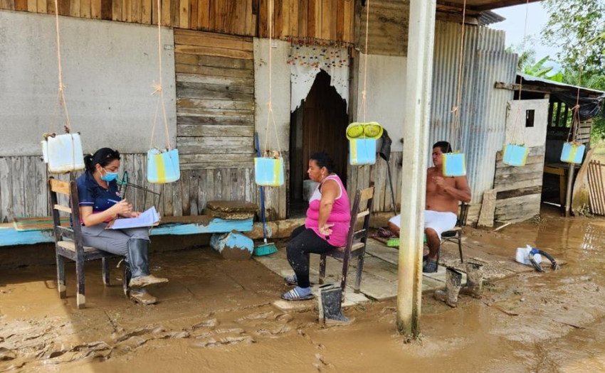 Imagen del personal del IMAS mientras atienen emergencias en la Región Brunca