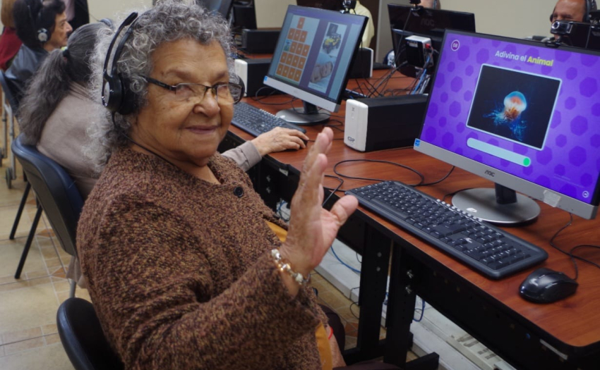 Adulta mayor en centro especializado para atender esta población, en una sala de cómputo. 
