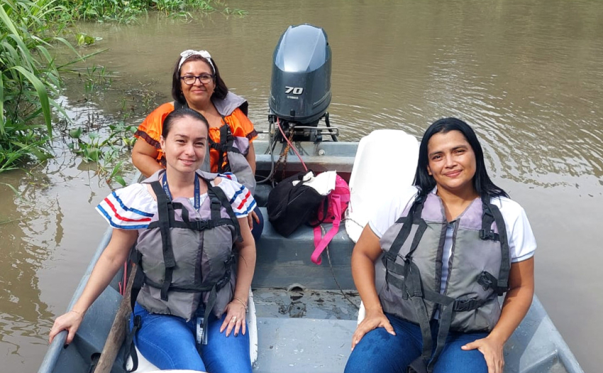 Funcionarias del IMAS se dirigen en lancha para aplicar BAREMOS en Barra Parismina, Siquirres. 