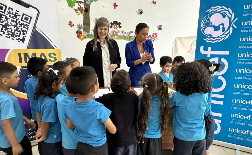 Yorleny León, Ministra de Desarrollo Humano e Inclusión Social y Presidenta Ejecutiva del IMAS e Ivette Blanco, representante de UNICEF en Costa Rica, con niños y niñas.