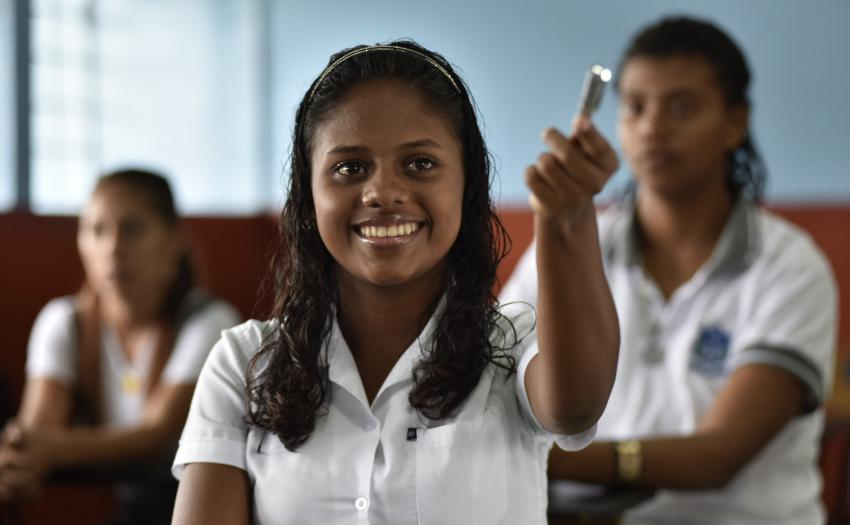 Mujer estudiante en su aula. provincia Limón.