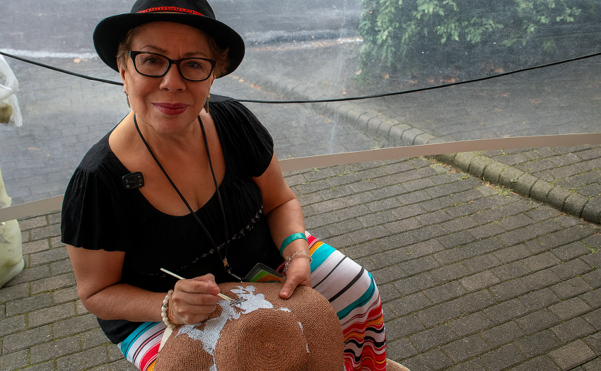 Imagen de emprendedora en la Feria IMAS-Fideimas 2025.