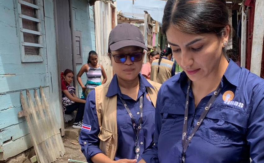 Compañeras de Carago revisan la información levantada en Los Diques.