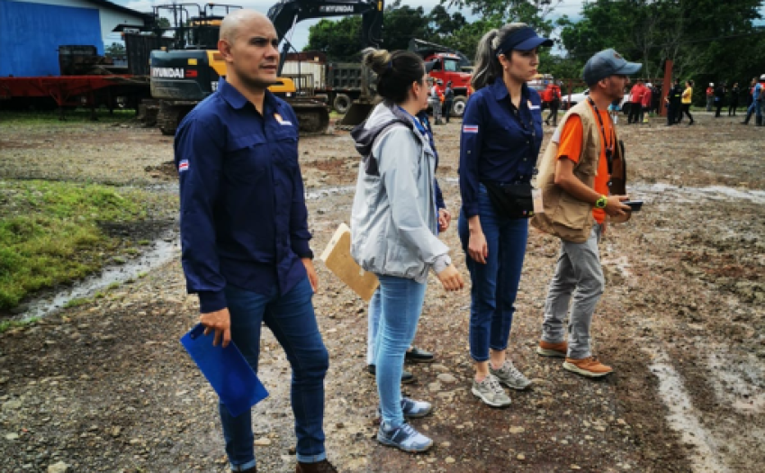 Personal del IMAS atendiendo la emergencia por las lluvias y deslizamientos en Aguas Zarcas de San Carlos.