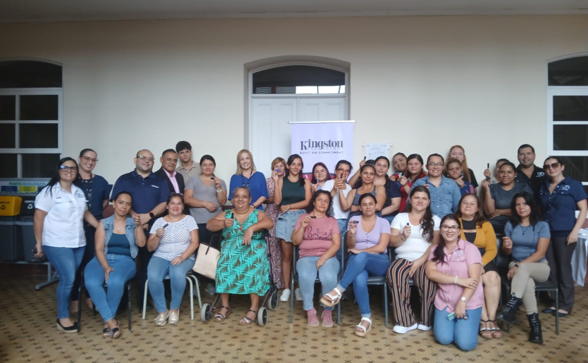 Por medio de esfuerzos unidos, desde la ULDS de Alajuela, el Departamento de Donaciones, la empresa privada y la organización social, se logró la donación de dispositivos USB para la alfabetización de 25 mujeres.