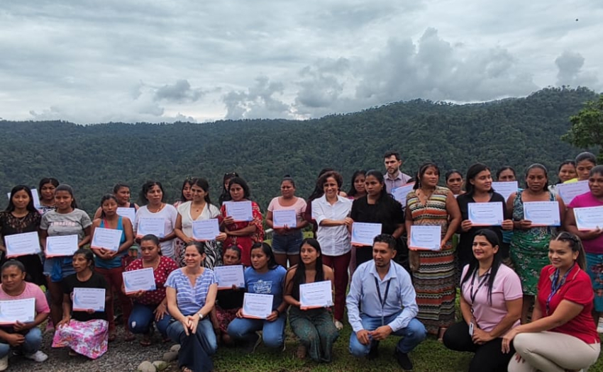Mujeres indígenas graduadas del proceso de Formación Humana posan con sus títulos, junto con personas funcionarias del IMAS. 